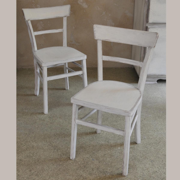 Zwei Stühle mit Shabby-chic-Charme