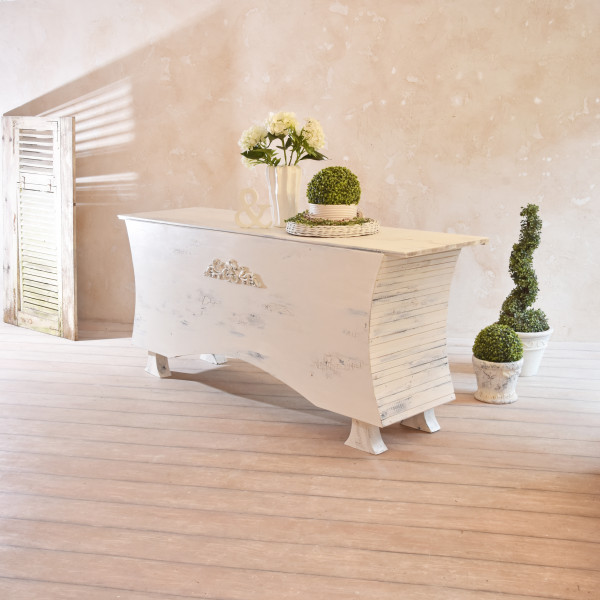 Ladentheke Vintage Brautmoden weiß, shabby chic
